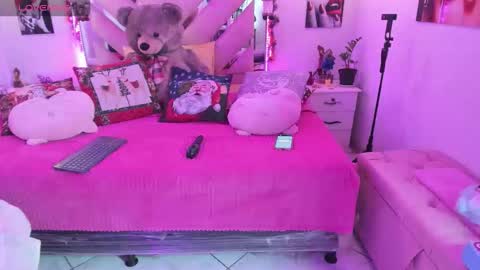 Snapshot of karly_moonn chatting on December 2, 9:21 pm Karly Moonns online show from December 2, 9:21 pm