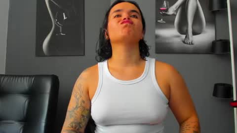 Snapshot of karlyjons_ chatting on June 15, 6:32 pm online show from June 15, 6:32 pm