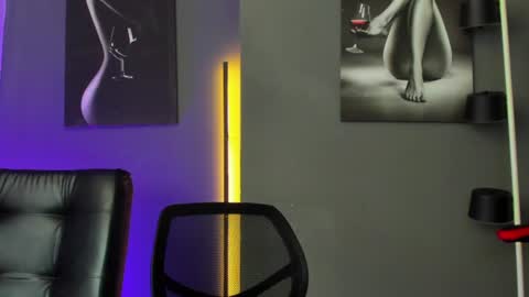 Snapshot of karlyjons_ chatting on July 3, 4:35 pm online show from July 3, 4:35 pm