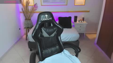 karlyy_ online show from December 19, 7:10 pm