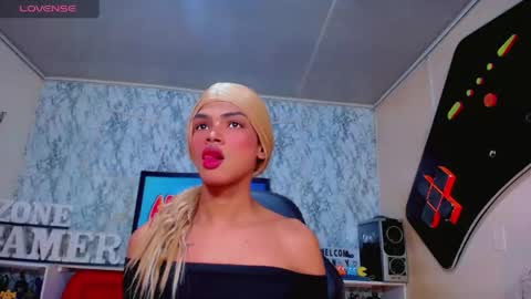Snapshot of karol_vanessa__ chatting on May 18, 12:00 pm karol Vanessa online show from May 18, 12:00 pm