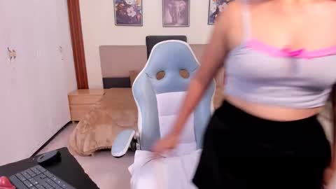 Snapshot of karola_cute_ chatting on November 25, 2:22 am katalina online show from November 25, 2:22 am