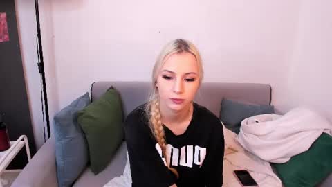 Snapshot of karolina_brand chatting on July 11, 2:25 am karolina_brand online show from July 11, 2:25 am