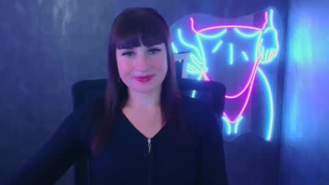 Snapshot of karolina_mia chatting on December 6, 9:43 am Caroline online show from December 6, 9:43 am