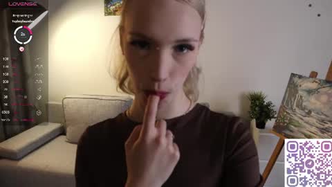 Snapshot of karoline__whitee chatting on June 10, 10:19 pm Karoline online show from June 10, 10:19 pm