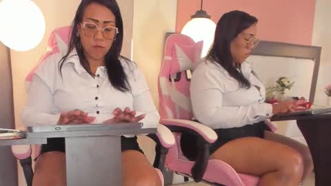 Snapshot of karolwest_ chatting on December 2, 12:21 pm karolwest_ online show from December 2, 12:21 pm