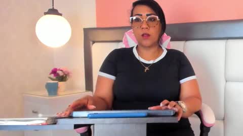 Snapshot of karolwest_ chatting on December 16, 11:59 am karolwest_ online show from December 16, 11:59 am