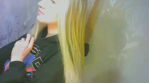 Snapshot of karolynafox chatting on September 26, 9:13 am Caroline Fox online show from September 26, 9:13 am