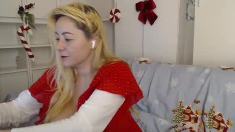 Snapshot of karolynesyera chatting on December 16, 8:14 pm karolynesyera online show from December 16, 8:14 pm