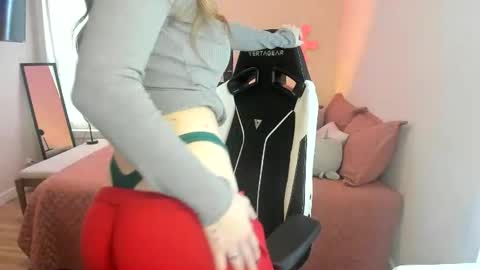 Snapshot of kassykitty29 chatting on December 15, 10:37 pm Kitty Kat online show from December 15, 10:37 pm