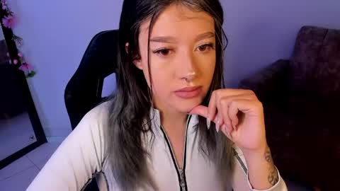 Snapshot of kat_apple chatting on May 12, 11:57 pm Alicia online show from May 12, 11:57 pm