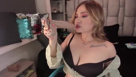 K A T A  H O O T online show from October 15, 3:39 am