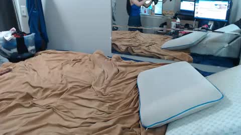 Kat and Crown online show from April 3, 9:57 pm