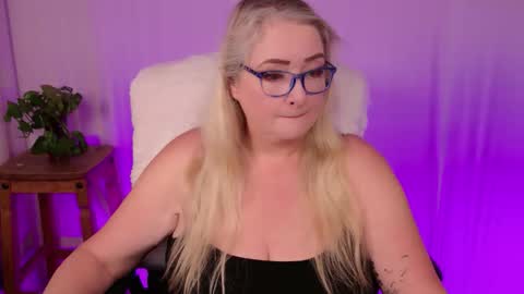 Kat D Sinclair online show from November 18, 4:55 pm