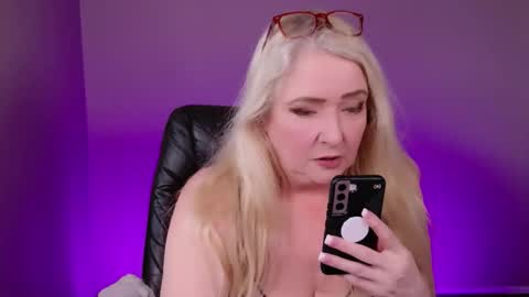 Kat D Sinclair online show from December 21, 4:47 pm