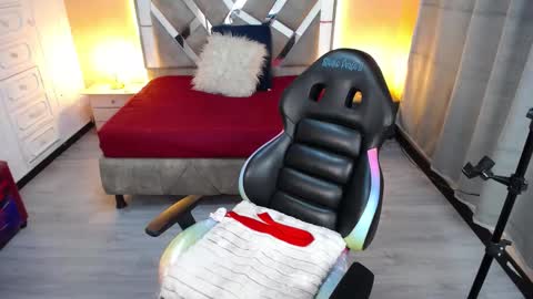 Snapshot of kate_lawrence_ chatting on February 26, 10:04 am kate_lawrence_ online show from February 26, 10:04 am