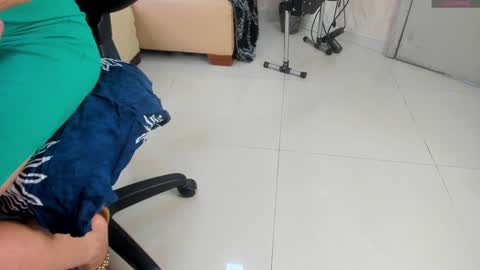 Snapshot of kate_roose chatting on January 25, 2:03 pm kate_roose online show from January 25, 2:03 pm