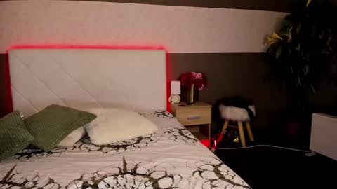 KateOwyns online show from December 5, 1:06 pm