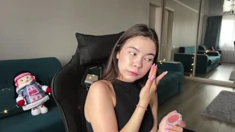 Snapshot of katheleenschraub chatting on June 4, 8:31 am Elle online show from June 4, 8:31 am