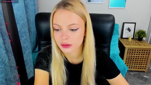Snapshot of katherineepierce chatting on September 24, 4:21 pm Katherine online show from September 24, 4:21 pm