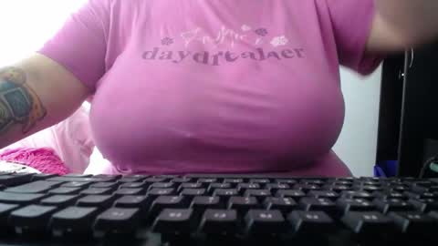 Snapshot of kathybigboobsbbw_ chatting on December 20, 2:16 pm kathybigboobsbbw_ online show from December 20, 2:16 pm