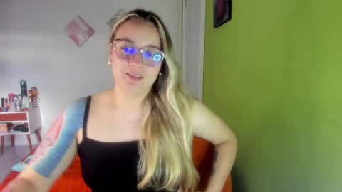 Snapshot of katira333 chatting on December 14, 10:25 pm katira333 online show from December 14, 10:25 pm