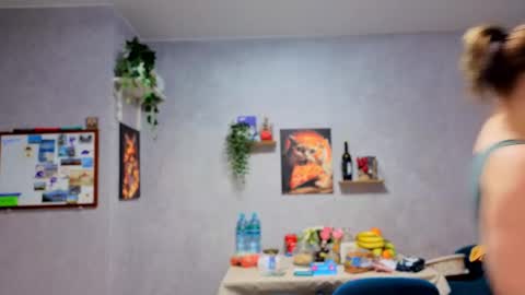 katniss_k online show from December 14, 1:49 pm