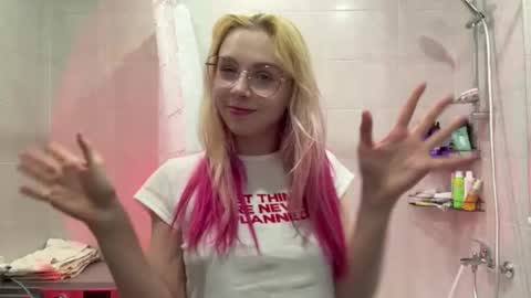 Snapshot of katrinsweets19 chatting on December 16, 6:24 pm Katrin online show from December 16, 6:24 pm