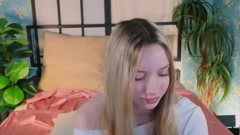 katt_yy online show from April 22, 5:10 am