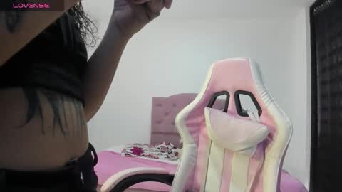 Snapshot of kattysweet__ chatting on November 3, 2:07 pm   online show from November 3, 2:07 pm