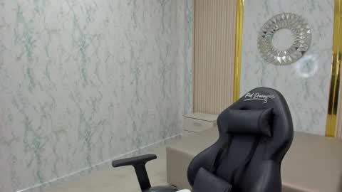 Snapshot of katyblondee chatting on November 17, 3:01 am KatyBlondee online show from November 17, 3:01 am