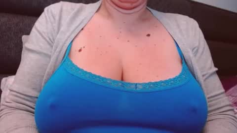 Snapshot of katynextdoor chatting on December 6, 7:21 am Katy online show from December 6, 7:21 am