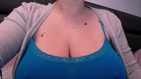 Snapshot of katynextdoor chatting on December 14, 6:35 am Katy online show from December 14, 6:35 am