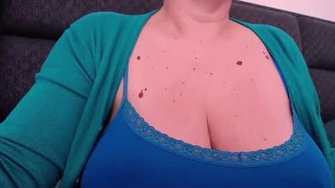 Snapshot of katynextdoor chatting on January 14, 9:45 am Katy online show from January 14, 9:45 am