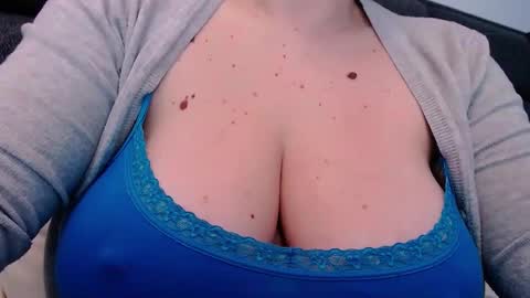 Snapshot of katynextdoor chatting on March 8, 7:27 am Katy online show from March 8, 7:27 am