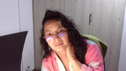 Snapshot of kawit1 chatting on December 15, 10:39 am Khawit online show from December 15, 10:39 am