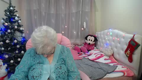 kaylesmoll online show from December 22, 1:45 am