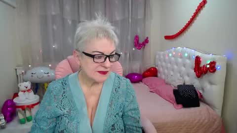 kaylesmoll online show from February 26, 7:38 pm