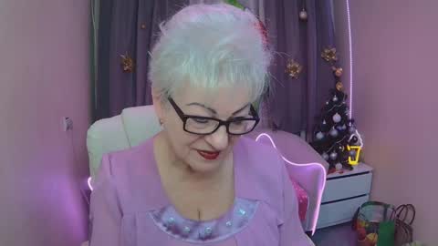 kaylesmoll online show from December 18, 7:42 pm