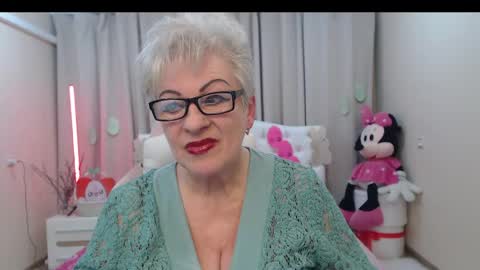 kaylesmoll online show from April 14, 7:09 pm