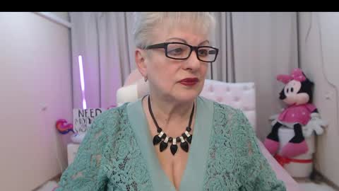 kaylesmoll online show from May 27, 1:57 am