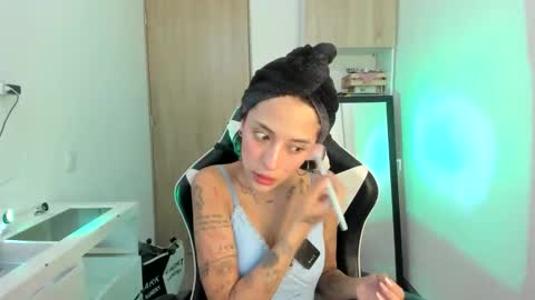 kaylie online show from April 8, 6:30 pm