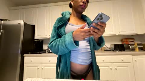 Snapshot of keephimcum69me chatting on February 12, 8:49 am Keephimcum69me online show from February 12, 8:49 am