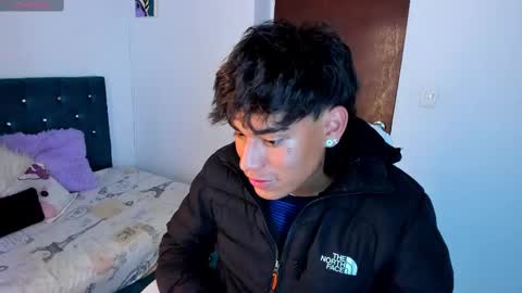 Snapshot of keevin_cross_ chatting on March 9, 6:32 pm Keevin online show from March 9, 6:32 pm