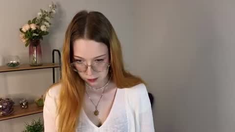 Snapshot of kelly_grant_ chatting on July 24, 7:01 pm Alice online show from July 24, 7:01 pm