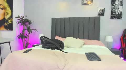 Snapshot of kendra_london chatting on April 28, 11:15 am Kendra London online show from April 28, 11:15 am