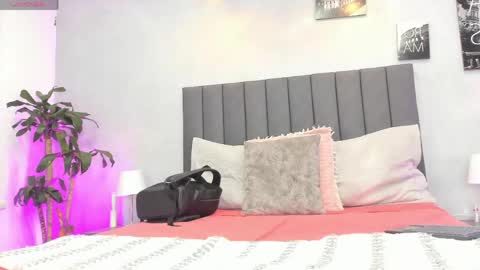 Snapshot of kendra_london chatting on May 13, 11:29 am Kendra London online show from May 13, 11:29 am
