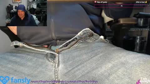 Snapshot of kenkuddles chatting on January 12, 3:17 am Ken Kuddles online show from January 12, 3:17 am