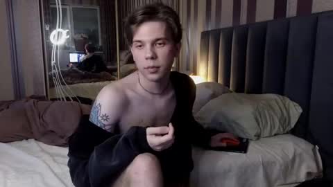 Snapshot of kennethwhale chatting on December 5, 7:10 pm Bennet Shark online show from December 5, 7:10 pm