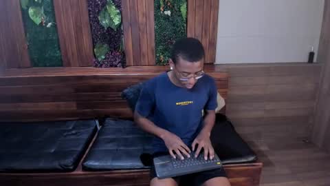 Snapshot of kenny_thompson_ chatting on February 28, 8:21 pm Kenny Thompson online show from February 28, 8:21 pm